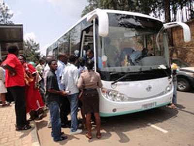 Passengers line up to board a bus.  Net photo.