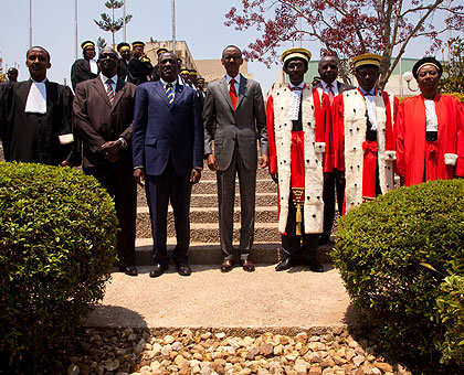 President Kagame with (L-R)u00a0 Athanase Rutabingwa, head Kigali Bar Association, Justice minister Johnston Busingye, Senate president Jean Damascu00e8ne Ntawukuriryayo, Ch....