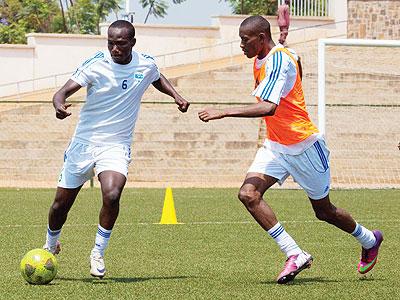 Midfielders Fabrice Twagizimana (L) and Jean-Baptiste Mugiraneza will have to be on top of their game for Amavubi to get anything out of Sunday's game. Sunday Sport/T. Kisambira