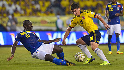 Colombia's midfielder James Rodriguez (R) tries to elude Ecuador's midfielder Segundo Castillo during their Brazil 2014 Fifa World Cup qualifier. Net photo.