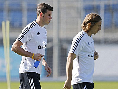 Gareth Bale with Luka Modric at Real Madrid training on Thursday. Net photo.