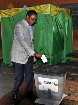 PSD president Vincent Biruta casts his vote at Kacyiru