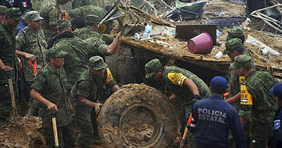 Rescuers search for survivors of a landslide which buried a bus in Altotonga. Net photo.