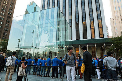 Long queues  >> Hundreds of people waited in line at Appleu2019s Fifth Avenue store in Manhattan, but not even the first person in line -- who waited 15 days -- could get the 64GB go....