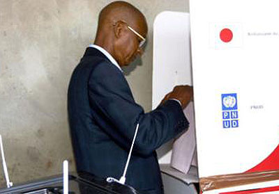 Guinean opposition leader Cellou Dalein Diallo prepares to cast his vote at a polling station in Conakry on September 28, 2013. Net photo.