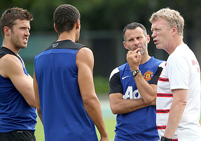 Man United manager David Moyes (R) is refusing to push the panic button despite registering only two wins in six Premier League matches. Net photo.