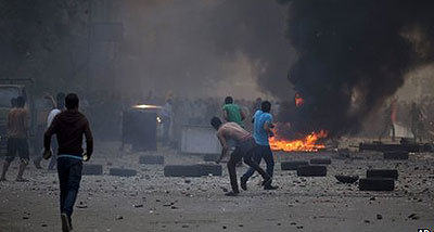 The rival protests in Cairo turned into running street battles. Net photo.
