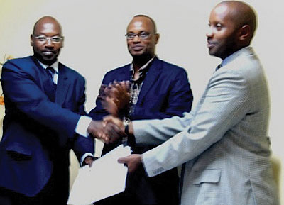 Ntakirutimana (left) hands over to Kayonga. The New Times / Ben Gasore