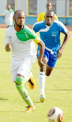 Meddie Kagere, right, seen here in action against Kiyovu captain Djuma Niyonkuru, will come up against his old club Police for the first time. Saturday Sport/ Courtesy.