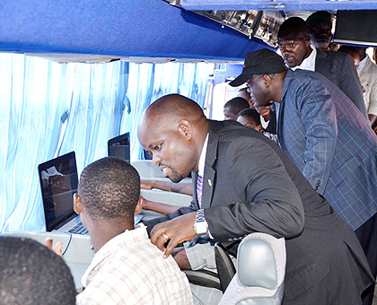 Nsengimana (C) chats with youths at an ICT hub in Kigali. The New Times/ File.