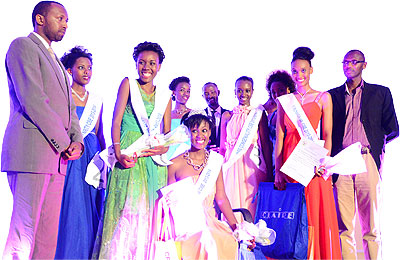 Winners pose with Makuza (L) and CBE principal Dr Papias Malimba