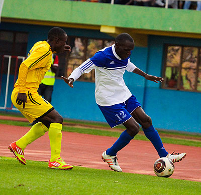 Mukura skipper Hamidou Simpenzwe (L) takes on Rayon Sports striker Meddie Kagere last weekend. Simpenzwe will miss the Police game with a knee injury. Times Sport / T. Kisambira.