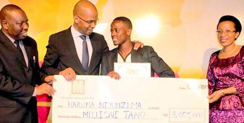 Haruna Niyonzima receiving the winneru2019s cheque on Friday night. Sunday Sport/Courtesy