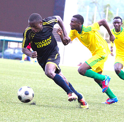 Hussein Cyiza Mugabo dribbles past AS Kigali defender Soter Kayumba to score the winning goal for Mukura yesterday at Stade de Kigali. The New Times /T. Kisambira