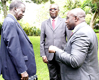 Premier Pierre Damien Habumuremyi (R) talks to the president of the African Association of Public Administration and Management Jok Nhial Abdon Agaw (L) as the Minister for Public Service and Labour, Anastase Murekezi, looks on in Kigali yesterday. The New Times/  John Mbanda.