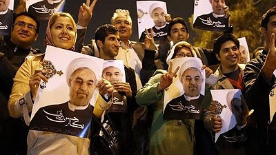 An adoring crowd gathers to meet the Iranian negotiators. Net photo.