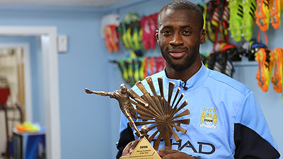 Yaya Toure with his award. Net photo.