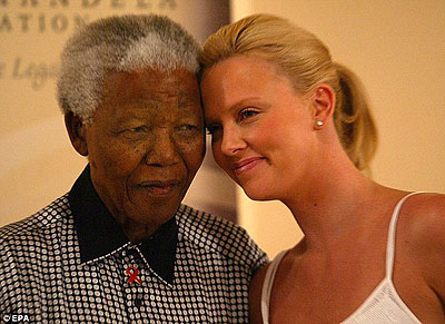     Tender! South African Oscar winner Charlize Theron shares a moment with Nelson Mandela. Net photo.