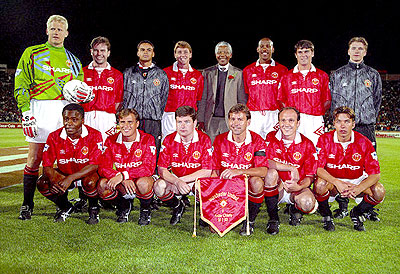 1993-Mandela poses with Manchester United ahead of their friendly contest with Kaizer Chiefs.