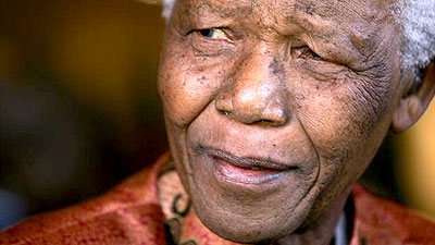 Former President Nelson Mandela smiles as he formally announces his retirement from public life at his foundations offices in Johannesburg, June 1, 2004.  Net photo.