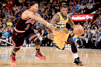 Derrick Rose (left) of the Chicago Bulls guards Nate Robinson of the Denver Nuggets at Pepsi Centre on November 21, 2013 in Denver, Colorado. Net photo.