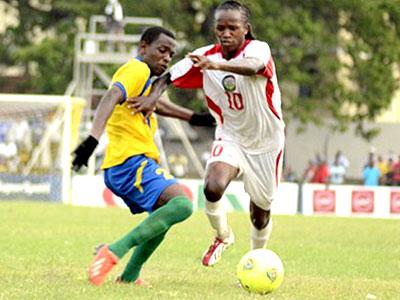 Amavubi defender Michel Rusheshangoga attempts to stop Kenyau2019s Francis Kahata during yesterdayu2019s quarter final match played in Mombasa. Sunday Sports/Courtesy