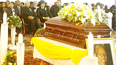 Mandela sits with his wife, Graca Machel, and his grandchildren at his son Makgathou2019s funeral on January 15, 2005. Net photo.