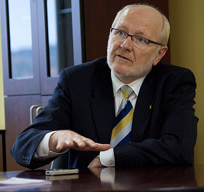 Prof. James McWha the vice chancellor of University of Rwanda talking to a Journalist. The New Times/Timothy Kisambira. 