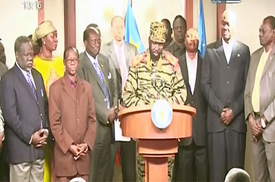 Salva Kiir (C)sacked cabinet in July and suspended top negotiator at talks to defuse tensions with Sudan. Net photo. 