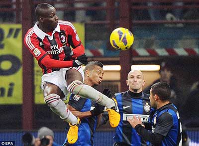 Balotelli rises highest as he tries to win the ball in the air during the last derby, which ended 1-1. Net photo.