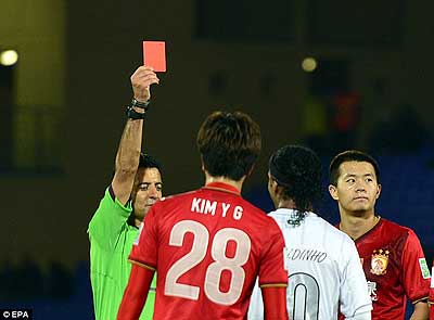 Ronaldinho sent off in Club World Cup after lashing out on the ground in the third place playoff. Net photo.