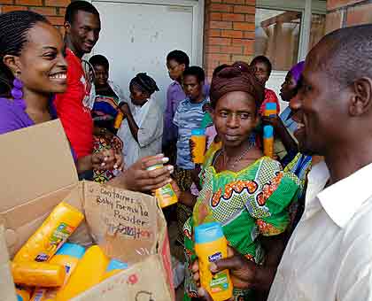 Cyuzuzo Ingabire of solid Africa(L) donates liquid soap to  patients at Kibagabaga hospital. The New Times T.Kisambira