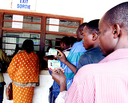 Travellers to Uganda at Gatuna border post line up to clear using their IDs on New Yearu2019s Day. The New Times/John Mbanda