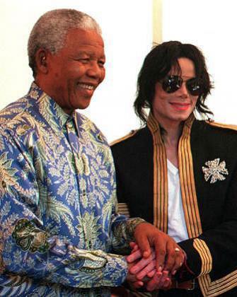 Nelson Mandela chats with celebrated pop star, Michael Jackson. Net photo.
