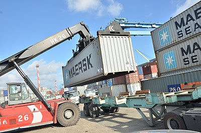 Containers being offloaded at Mombasa Port. It now takes fewer days to transport cargo from the Kenyan port to Kigali, thanks to a trilateral arrangement that involves Kenya, Uganda and Rwanda.The New Times/ John Mbanda.