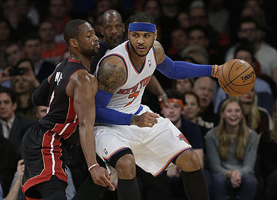 Miami Heat's Dwyane Wade (L) defends against New York Knicks' Carmelo Anthony during the second half. Net photo.