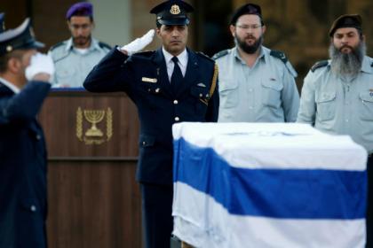 Bidding farewell to Ariel Sharon. Photo by Reuters