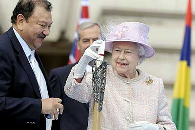 The Queen inserting her message into the baton during a ceremony held at Buckingham Palace, London, England, on October 9 2013, to launch the journey of the baton across the Commonwealth. Net photo.