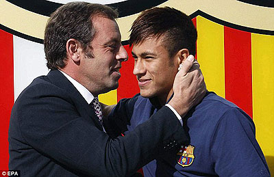 Sandro Rosell (left) unveiled Neymar (right) as Barcelona's new signing last summer. Net photo.