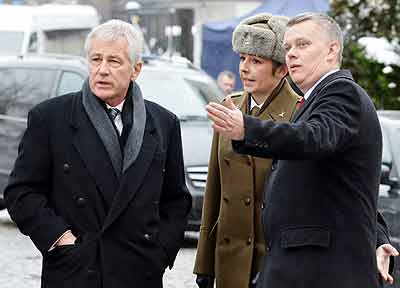 During a 2-day visit to Poland, US Secretary of Defense Chuck Hagel (L) voiced concern over Syriau2019s delay in handing over its chemical weapons arsenal. Net photo.