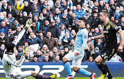 Manchester City striker Sergio Aguero, center, shoots past Chelsea keeper Petr Cech during their English Premier League meeting at Etihad stadium. Net photo