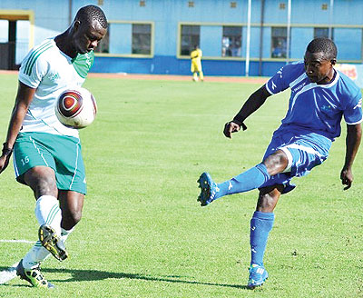Rayon skipper Fuadi Ndayisenga (R), seen here in action against SC Kiyovu, is fit to travel for the AC Leopards Dolisie clash on Sunday. The New Times/File.