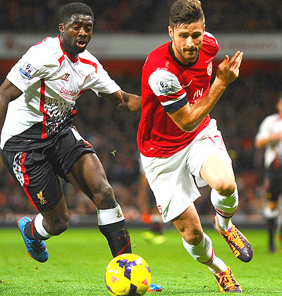 Liverpool defender Kolo Toure, left, marshalls Arsenal's striker Olivier Giroud during the corresponding fixture at the Emirates Stadium. Net photo.