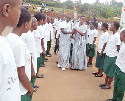 The Kwibuka Flame arrives in Nyamasheke on Sunday. It was carried by two 20-year-olds accompaigned by 20 school children.  Jean Pierre Bucyensenge.