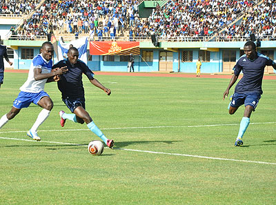 Rayon Sportsu2019 striker Cedric Amissi, left, battles for possesion with a Police defender in the previous fixture at Amahoro stadium. File Photo
