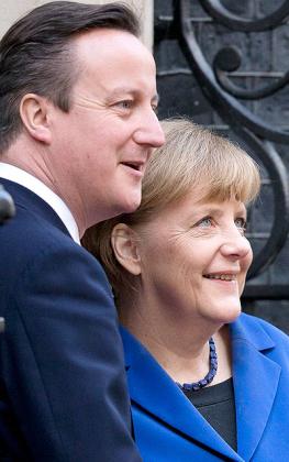 Britainu2019s Prime Minister David Cameron (left), poses with Germanyu2019s Chancellor Angela Merkel on the doorstep of 10 Downing Street in London. Net photo.