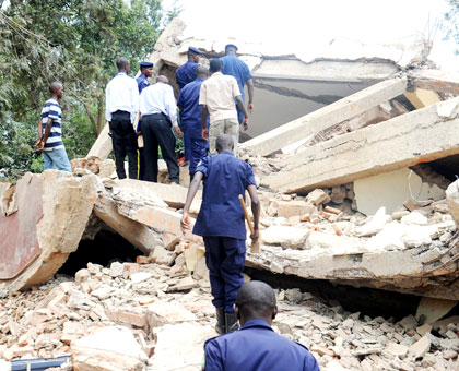 Police and volunteers look for survivors at a scene of a building collapse in Kacyiru Sector, Kigali, in 2012. File.