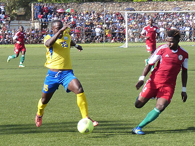 Striker Michel Ndahinduka (L) attempts to go past Burundi defender Stu00e9phane Rugonumugabo during yesterdayu2019s match at Prince Louis Rwagasore. (Bonnie Mugabe)