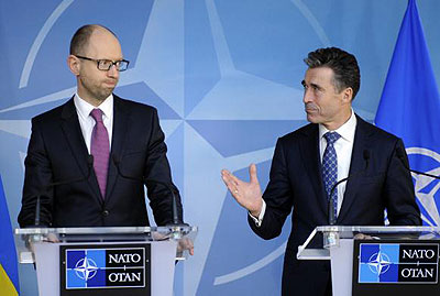 Ukraineu2019s Prime Minister Arseniy Yatsenyuk (L) holds a new conference with NATO Secretary-General Anders Fogh Rasmussen at the Alliance headquarters in Brussels March 6, 2014. Net photo.