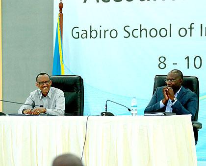 President Kagame (L), chairs the leaderu2019s retreat. Right is the Prime Minister Pierre Damien Habumuremyi. (Village Urugwiro)